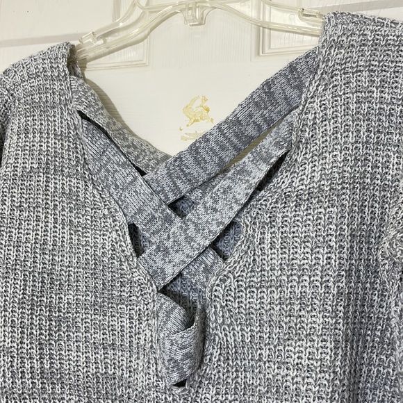 Light Gray Sweater With Cross Neck On the Back Size Medium - Picture 5 of 6